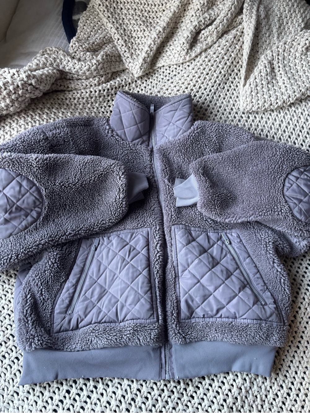 ALO Yoga Quilted-Pocket Sherpa Puffer Jacket - Gray